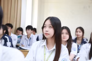 Học sinh Trường THPT Hoài Đức C, Hà Nội trong giờ ôn tập chuẩn bị thi tốt nghiệp THPT 2025. Ảnh: Đình Tuệ. 