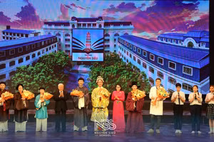 Lãnh đạo nhà trường tặng hoa tri ân đội ngũ diễn viên xuất sắc đã dàn dựng vở kịch chạm vào trái tim khán giả.