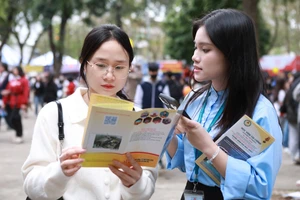 Thí sinh tìm hiểu thông tin về tuyển sinh của Học viện Tài chính năm 2025. Ảnh: Đình Tuệ.
