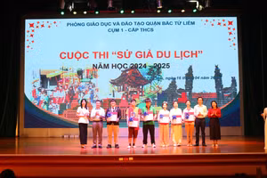 Ban tổ chức trao giải cho đại diện các đội tham gia cuộc thi "Sứ giả du lịch". 