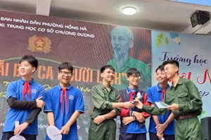 Học sinh trả lời câu hỏi liên quan đến chủ đề chào mừng 81 năm Ngày thành lập Quân đội nhân dân Việt Nam. 