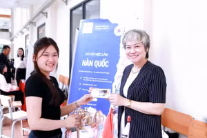 Sinh viên tìm hiểu cơ hội việc làm với doanh nghiệp tại Ngày hội việc làm 2026. 