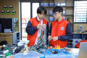 Học sinh thực hành tại Phòng STEM của Trường THCS Tây Mỗ 3 (phường Tây Mỗ, Hà Nội). 