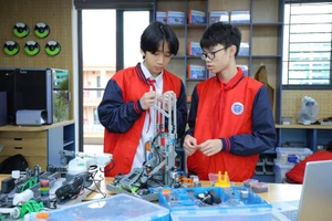 Học sinh thực hành tại Phòng STEM của Trường THCS Tây Mỗ 3 (phường Tây Mỗ, Hà Nội). 