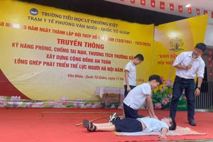 Học sinh được thực hành kỹ năng sơ cứu cơ bản dưới sự hướng dẫn từ chuyên gia. 