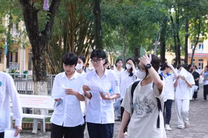 Học sinh tan thi môn Toán sáng 8/6 tại điểm thi Trường THCS An Khánh, huyện Hoài Đức. Ảnh: Đình Tuệ.