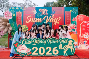 Cô trò cùng lưu giữ những khoảnh khắc đáng nhớ tại chương trình. 