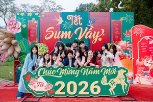 Cô trò cùng lưu giữ những khoảnh khắc đáng nhớ tại chương trình. 