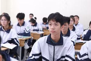 Chu Công Huy luôn có ý thức tự giác trong học tập và được thầy cô, bạn bè quý mến. Ảnh: Đình Tuệ.