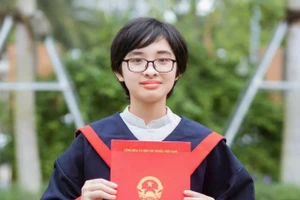 Em Nguyễn Hương Giang, học sinh lớp 12A8 của Trường THPT Lê Lợi (Hà Đông, Hà Nội) đạt tổng điểm thi khối D01 cao nhất trường với 26 điểm, IELTS 7.5 và 1.540 điểm thi SAT. Ảnh: NTCC.