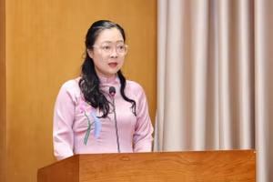 Thứ trưởng Nguyễn Thị Quyên Thanh nêu bật vai trò của công tác thi đua khen thưởng ngành Giáo dục. 