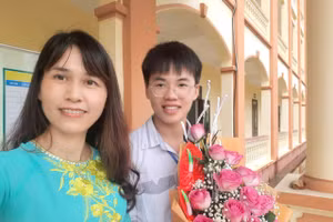 Lê Ngọc Mạnh và cô giáo Hoàng Thị Hương, giáo viên dạy môn Sinh học của Trường THPT Xuân Trường B. 