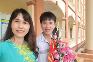 Lê Ngọc Mạnh và cô giáo Hoàng Thị Hương, giáo viên dạy môn Sinh học của Trường THPT Xuân Trường B. 