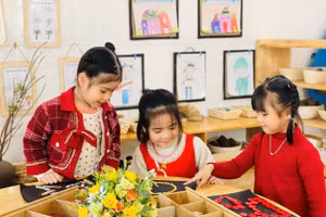 Trẻ tại Trường Mầm non Tiền Yên B (Hoài Đức, Hà Nội) hoạt động trong lớp. 