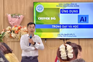 Lãnh đạo Phòng Văn hóa xã hội phường Hồng Hà trao đổi tại chuyên đề. 