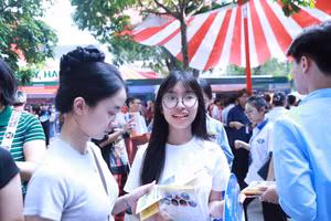 Thí sinh tới tìm hiểu thông tin tuyển sinh năm 2025 của Học viện Tài chính. Ảnh: Đình Tuệ.