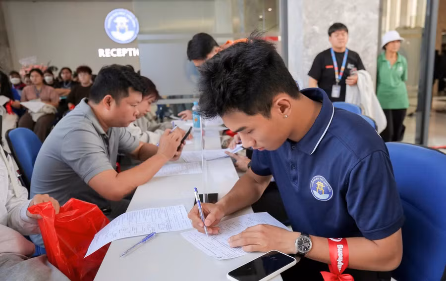 Một bạn sinh viên đăng ký tham gia hiến máu. 