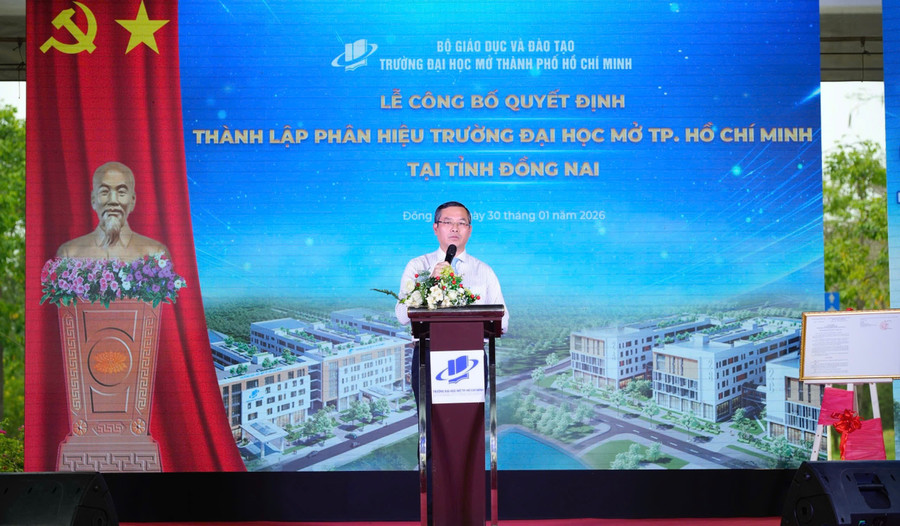 Thứ trưởng Bộ GD&ĐT Nguyễn Văn Phúc phát biểu tại buổi lễ thành lập phân hiệu của Trường ĐH Mở TPHCM tại Đồng Nai. Ảnh: HCMOU.