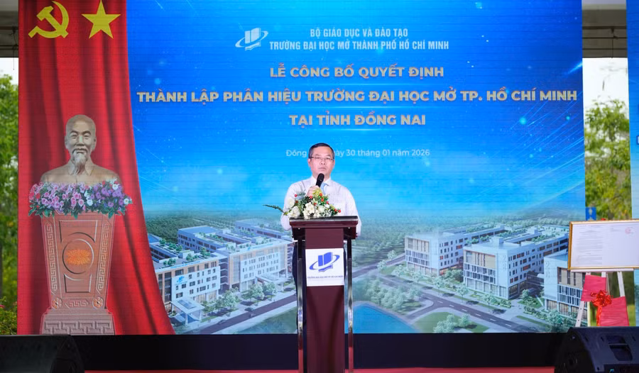 Thứ trưởng Bộ GD&ĐT Nguyễn Văn Phúc phát biểu tại buổi lễ thành lập phân hiệu của Trường ĐH Mở TPHCM tại Đồng Nai. Ảnh: HCMOU.