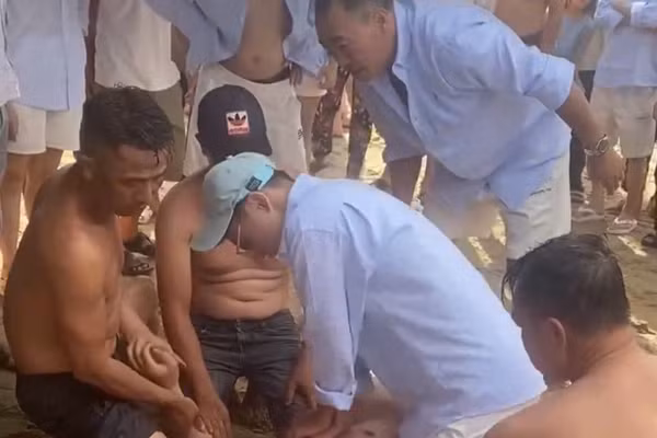 Nam sinh Phạm Tuấn Hùng đã kịp thời cấp cứu giành giật sự sống cho nạn nhân đuối nước.