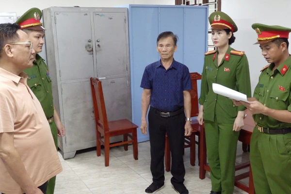 Cơ quan Cảnh sát điều tra Công an tỉnh Thanh Hoá thi hành Lệnh bắt ông Cao Tiến Đoan.