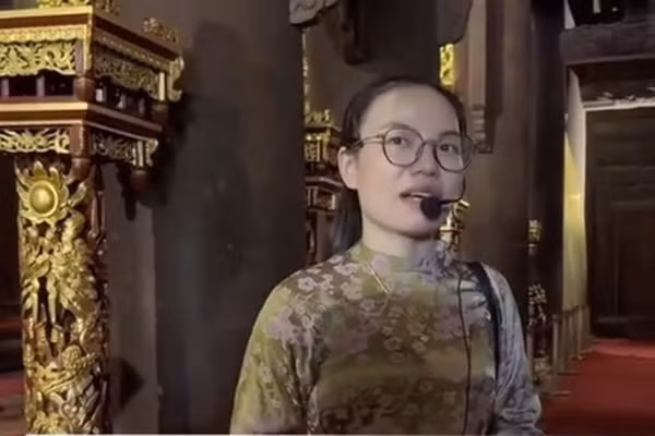 Nữ hướng dẫn viên thuyết minh sai lệch về nhà Tây Sơn, trong đoạn clip lan truyền trên mạng xã hội. Ảnh cắt từ clip 
