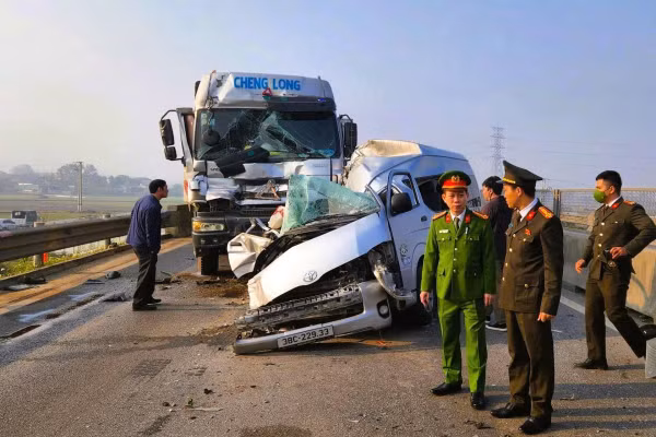 Cơ quan chức năng có mặt tại hiện trường xử lý vụ tai nạn.