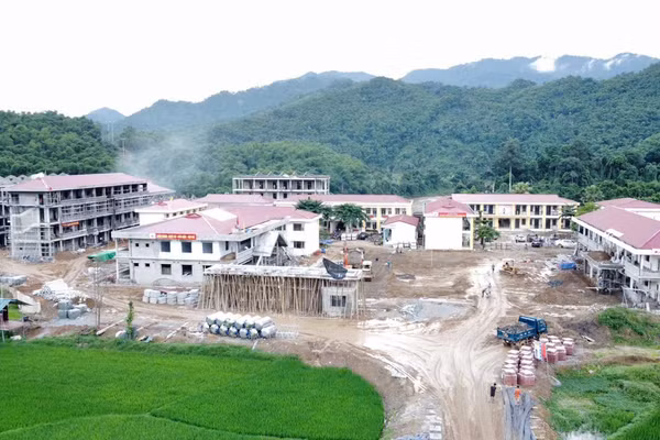 Những khối nhà lớp học đã dần hoàn thiện.