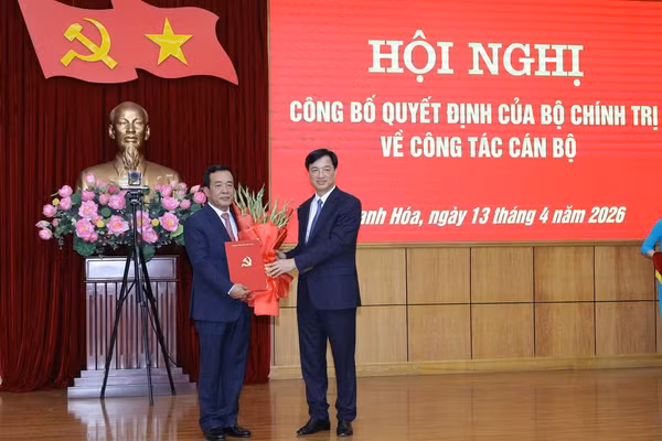 Trưởng Ban Tổ chức Trung ương Nguyễn Duy Ngọc trao quyết định của Bộ Chính trị và tặng hoa chúc mừng tân Bí thư Tỉnh ủy Thanh Hóa Lê Đức Thái.