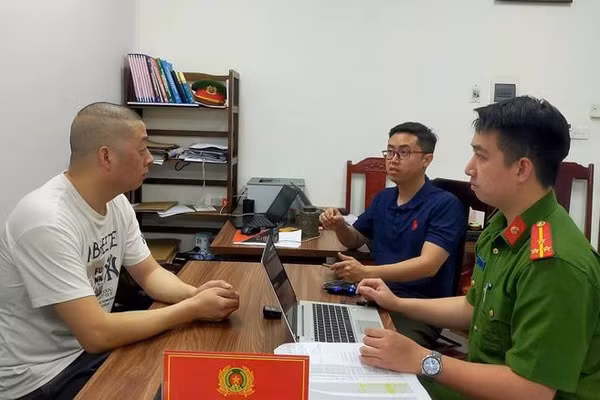 Xiang Guoquan (áo trắng) là người Trung Quốc tham gia trong đường dây lừa đảo.