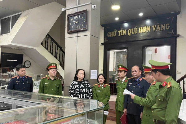 Cơ quan CSĐT tống đạt Quyết định khởi tố, bắt tạm giam đối với bà Lê Thị Thu Hương.