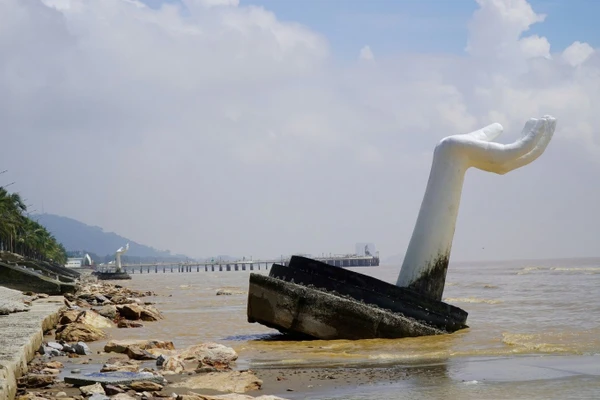 Sau thời gian đưa vào sử dụng, những bàn tay đã bị xô nghiêng.