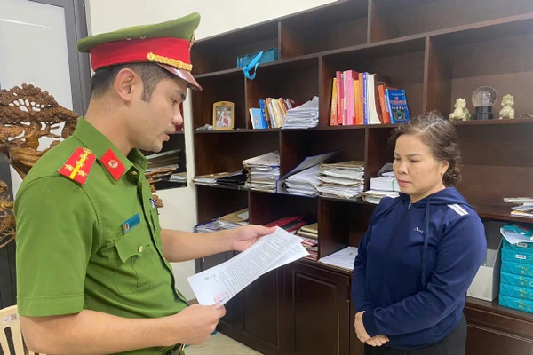 Cơ quan Cảnh sát điều tra Công an tỉnh tống đạt Quyết định khởi tố đối với Lê Thị Thanh Thuỷ về tội trốn thuế.
