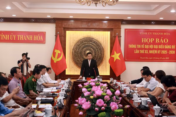 Toàn cảnh buổi họp báo.