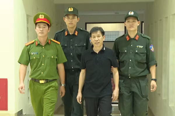 Công an Thanh Hóa bắt giữ Nguyễn Văn Mai (tức “Mạnh gỗ”). Ảnh: TG