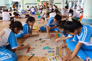 Học sinh tham gia Hội thi vẽ tranh về ATGT. (Ảnh Quách Mến)