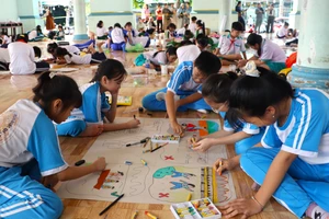 Học sinh tham gia Hội thi vẽ tranh về ATGT. (Ảnh Quách Mến)