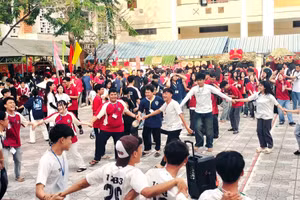 Hội Xuân tại Trường THPT Hồ Thị Kỷ, Cà Mau.