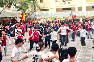 Hội Xuân tại Trường THPT Hồ Thị Kỷ, Cà Mau.