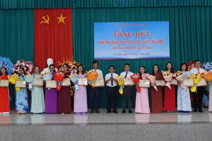 Lãnh đạo Sở GD&ĐT Cà Mau trao thưởng cho 14 giáo viên có thành tích xuất sắc tại Hội thi.