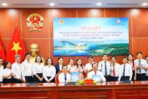 Lãnh đạo Trường Đại học Y Dược Cần Thơ và UBND tỉnh Cà Mau ký thỏa thuận hợp tác.