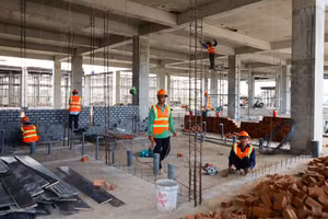 Nhóm công nhân làm việc tại công trường Dự án Đầu tư xây dựng Bệnh viện Đa khoa Cà Mau quy mô 1.200 giường.