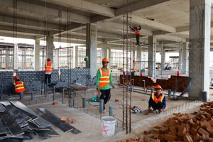 Nhóm công nhân làm việc tại công trường Dự án Đầu tư xây dựng Bệnh viện Đa khoa Cà Mau quy mô 1.200 giường.