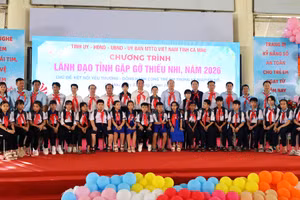 Lãnh đạo tỉnh Cà Mau chụp ảnh lưu niệm cùng thiếu nhi.