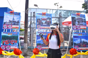 Người dân trải nghiệm công nghệ thực tế ảo 360 độ du lịch.