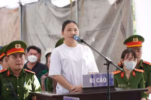 Bị cáo Bùi Hồng Nhi tại phiên xét xử lưu động.