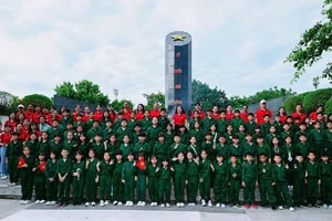 Thầy trò Trường Tiểu học Phùng Ngọc Liêm viếng nghĩa trang, tri ân các anh hùng, liệt sĩ.