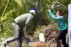 Cảnh người đàn ông liên tiếp chém vào người phụ nữ (cắt từ clip trên mạng xã hội).