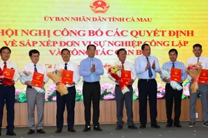 Lãnh đạo tỉnh Cà Mau trao các Quyết định bổ nhiệm Giám đốc và các Phó Giám đốc Ban QLDA xây dựng tỉnh.