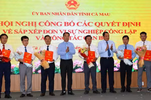 Lãnh đạo tỉnh Cà Mau trao các Quyết định bổ nhiệm Giám đốc và các Phó Giám đốc Ban QLDA xây dựng tỉnh.